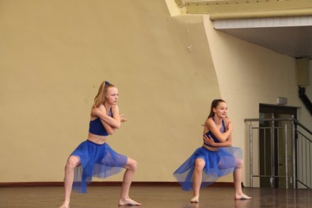 Formacje taneczne pokazujące układy taneczne